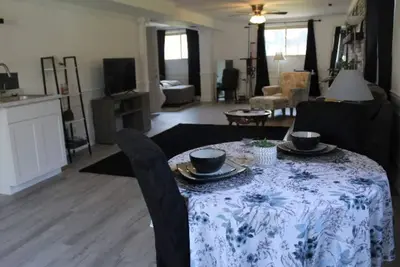 Image de Cozy & Relaxing. Hot Tub, stress relief at your fingertips. Pets welcome.