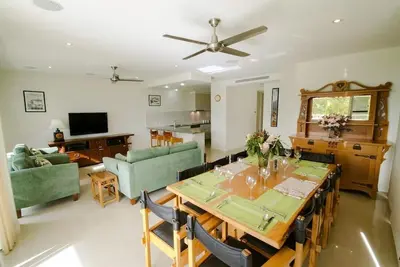 Image de Ming Apartment 3 - Beautiful Top Floor Apartment!