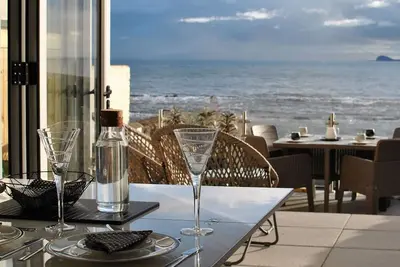 Image de The Wendy House-seafront cottage, incredible views