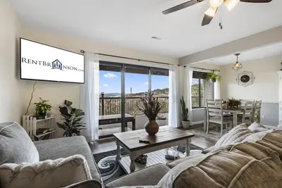 Image de Modern Luxury Condo with Private Deck, Amazing Views, Near Sdc with Free Tickets