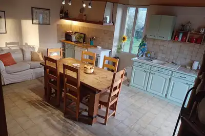 Image de Large 4 bed house 10 mins walk from a river beach