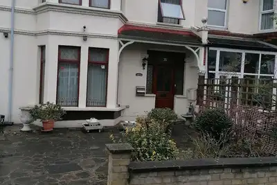 Image de 3 Minutes to Train station large town house with 5 bedroom, 6 bed, sleep 8 guest