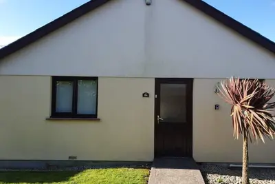 Image de Large 3 bed bungalow set in Woodland grounds near Tamar lakes and local beaches