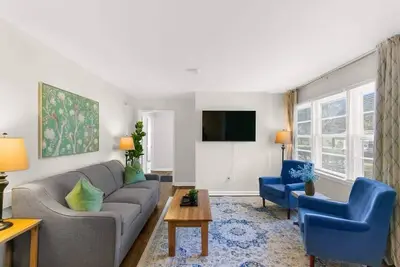 Image de Mins to Hospital, Airport, & Dining- Rooms on Rose