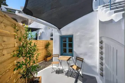 Ng Petit Gem:Santorini's Hidden Treasure