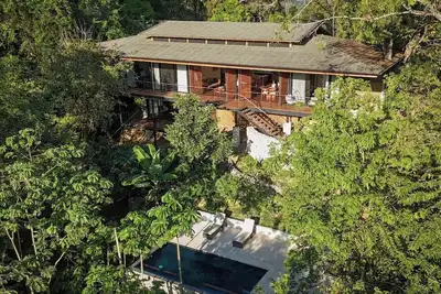 Image de Casa Ibu 4 Br Ocean Breeze Luxury Villa with Private Pool and Lush Gardens