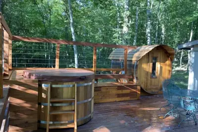 Image de Cedar Hot Tub & Cedar Barrel Sauna \nA Truly unique cabin at Innsbrook Resort!