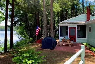 Image de Lake life bliss at this waterfront cottage on the shore of Thompson Lake!