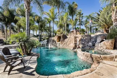 Image de •Amazing Pool Oasis Getaway with waterfall & slide! Instagram- resortliving4you