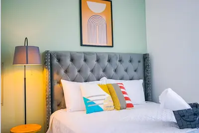 Image de Modern and Central with a view of the Airport