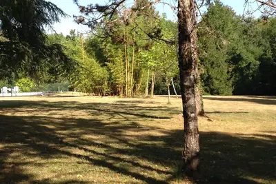 Image de ancienne ferme restaurée dans un écrin de verdure