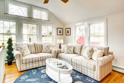 Image de 2 Mi to Beach: Walkable Coastal Gem in Hyannis!