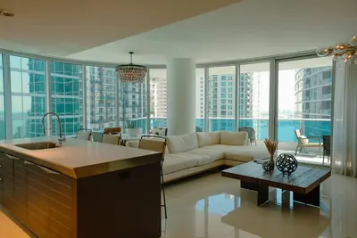 Image de Luxury 1625 sq. Ft. Fully furnished 2 Br, 2. 5 Bath in Brickell (Brickell)