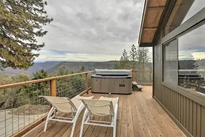 Image de Homey Colfax Getaway w/ Private Hot Tub!