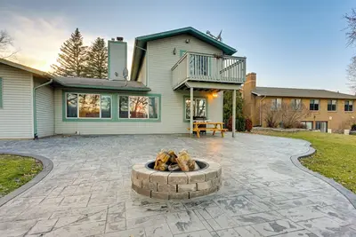 Image de Lakefront Hartland Cottage w/ Patio & Fire Pits!