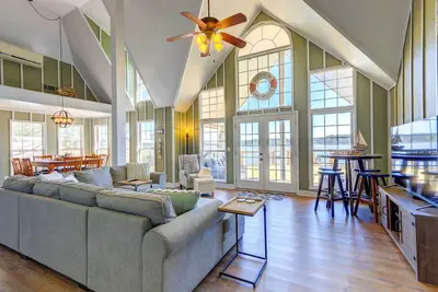 Image de Dock & Fire Pit: Stunning Lake Sinclair Home!