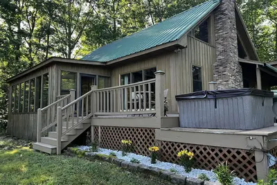 Image de Cabin with hot tub, fire pit, and fishing pond.