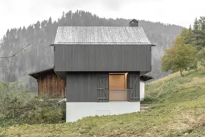 Image de A beautiful wood and glass chalet at the edge of the Forest