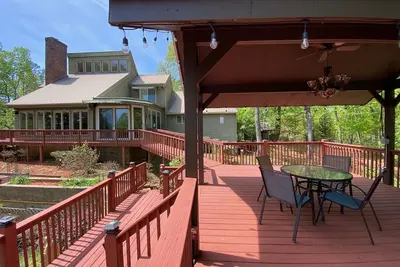 Image de View of the Mountains at Paradise Lost w a Massive Deck near Wineries & Helen Ga