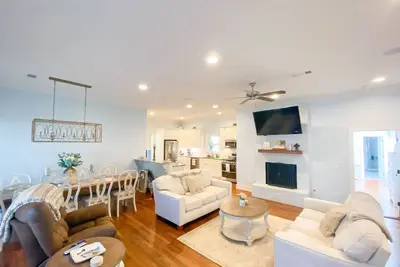 Image de Comfy home w/outdoor entertainment space walking distance to Avent Park & Square