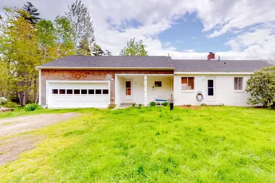 Image de Renovated waterfront home with gorgeous view, water access & pellet stove