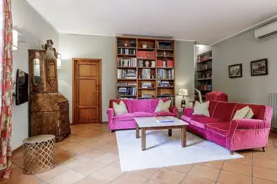Image de Prestigious area 2 level home, original italian furniture and cosy style