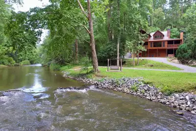 Image de Riverfront cabin with WiFi, 2 fireplaces, game room, pool table and hot tub.