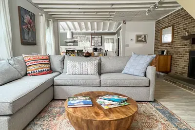 Image de Majestic French Style Farmhouse on Private 6 acres