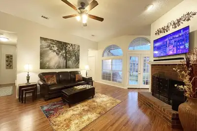 Image de Pet-friendly 3-bedroom + Hot Tub