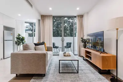 Image de Lakeside 1-Bed with Courtyard, Gym & Parking