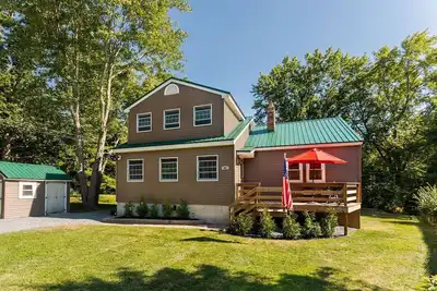 New 2023! Sleep 12 in 5Bedroom 2Bath! Firepit/Outdoor Shower! 0. 6 miles to Beach