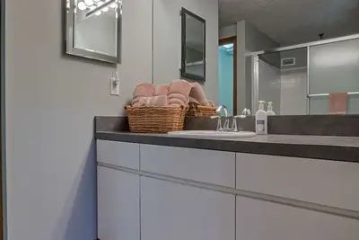 Image de Large Tub - Sleeps 9 - No Cleaning Fees!