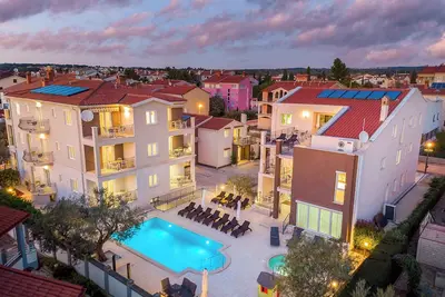 Image de Appartement de vacances avec une chambre, terrasse communautaire et vue sur la mer