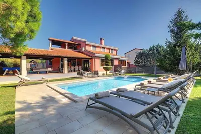 Image de Villa avec piscine, jardin et aire de jeux