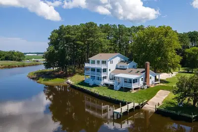 Image de Creek House | Luxury Waterfront Estate w/ Docks, Balconies, Firepit & Free Resort Pool + Amenities