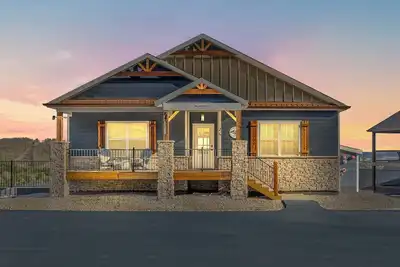 Image de The Ultimate Group Retreat | Hot Tub • Arcade • Free Show