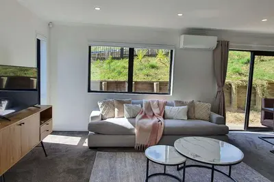 Stunning 3 Bedrooms House Close to University