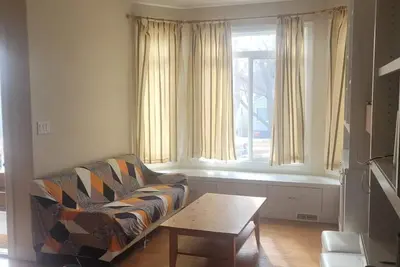 Image de Bright and airy modern home in historic Highlands neighbourhood