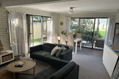 Image de location location 5min walk to beach, lake, restaurants and shops