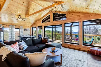 Image de Honey Bee Hideaway Luxury Cabin—Hot Tub & WiFi