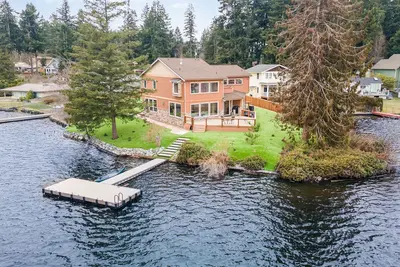 Image de Custom-built lakefront lodge with a dock, deck, & grill for a party of eight