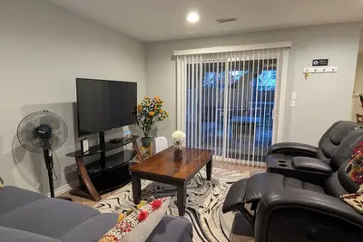 Image de Charming, Spacious Suite w/Private Office