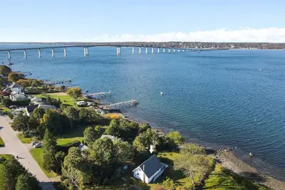 Image de Waterfront A-frame Chalet with shore beach overlooking Narragansett Bay