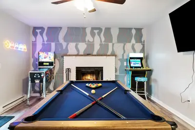 Image de Poconos Game Cabin: Arcade, Hot Tub, Fire Pit!
