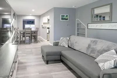 Image de Tranquility meets elegance in this newly renovated 2 bed/1  bath property.