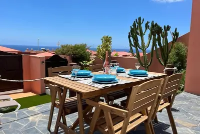 Beautiful Mountainside 2 Bed Bungalow with Ocean Views
