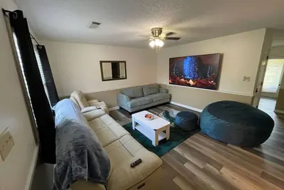 Image de ✨ ⚡️ ☄️King Beds, 86\" RokuTV, Massage: Comfort Haven