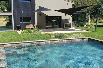 Image de Modern villa with swimming pool, in the middle of a superb wooded park!