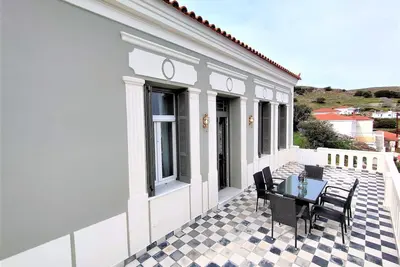 Image de \"Spiti\" | Sea View Neoclassical House in Stenies