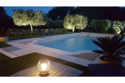 Image de Maison climatisée avec piscine privée au milieu d'un champ d'oliviers